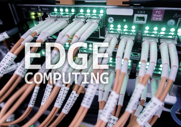 EDGE computing internet en moderne technologie concept op moderne serverruimte achtergrond