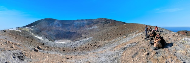 Foto sul bordo del cratere della fossa di vulcano nelle isole eolie