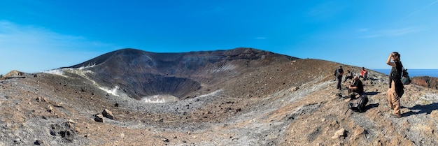 Foto sul bordo del cratere della fossa di vulcano nelle isole eolie