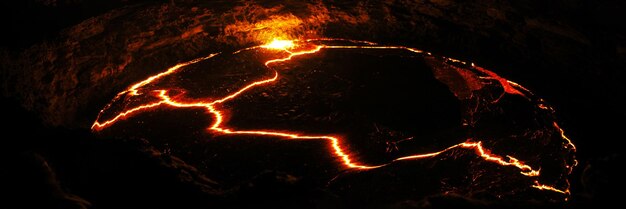 Foto sul bordo del lago di lava del vulcano erta ale