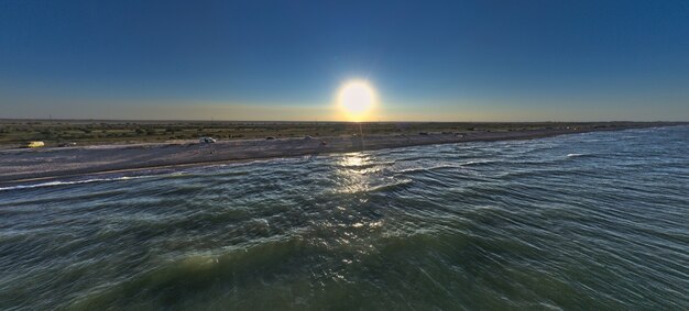 夕陽の海の端