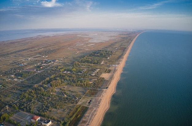 Край моря под вечерним солнцем