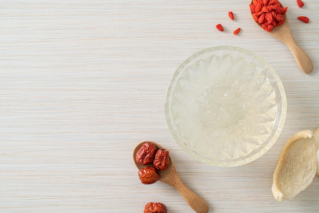 Zuppa di nido d'uccello commestibile in ciotola di vetro