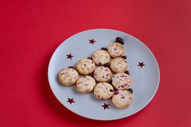 赤い背景の上のクッキーで作られた食用のクリスマスツリーコンセプト休日ペストリー新年