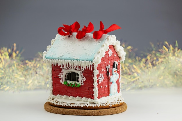 Photo edible handmade gingerbread house and christmas tree