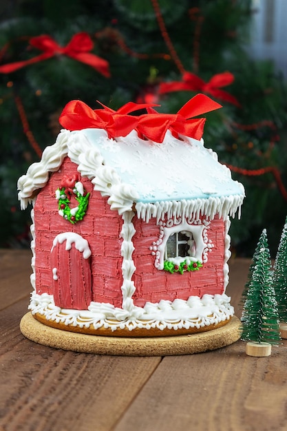 Photo edible handmade gingerbread house and christmas tree