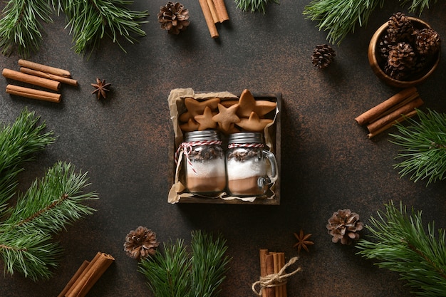 チョコレートドリンクを作るためのクッキーとガラス瓶の食用2つのクリスマスプレゼント