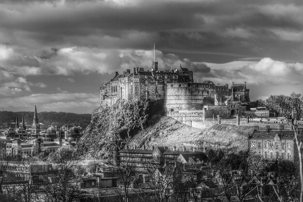 Photo edinburgh castle against cloudy sky