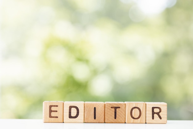 Editor geschreven op houtblok Editor groene zomerachtergrond voor uw ontwerp