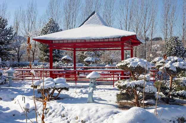 カザフスタンのアルマトイ公園にある江戸日本城の歴史的な日本村