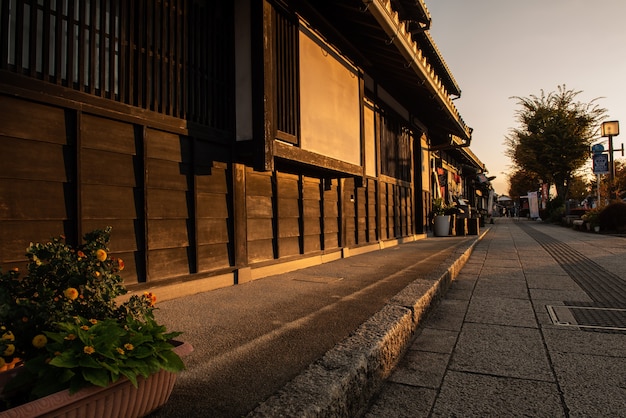 金色の光に照らされた夢京橋キャッスルロードと呼ばれる江戸時代の街並み。旧日本。