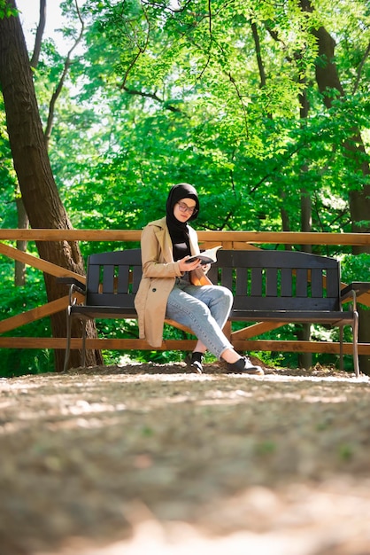 公園で本を読んでいる教育を受けた女性