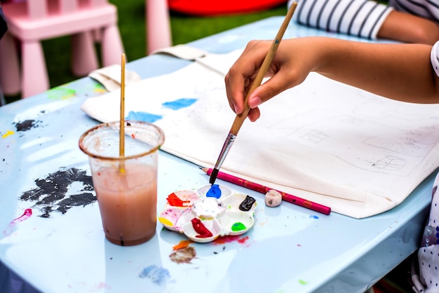 Educatie, Waterkleuren mengen in een schilderklas