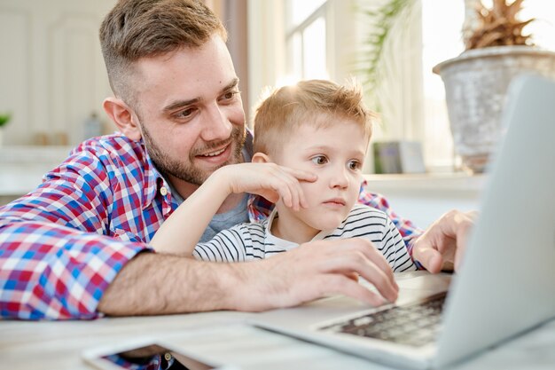 Educatief programma bekijken met papa