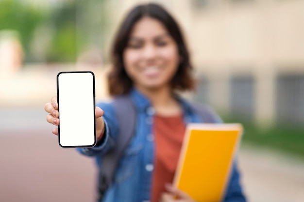 Educatieve app Arabische vrouwelijke student met lege smartphone in de hand