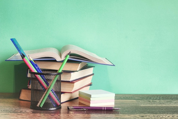 Educatieve boeken en andere voorwerpen op tafel