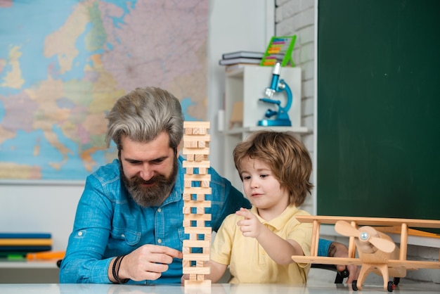 Educatieve spelletjes Voorschoolse educatie Ondersteuning van leerlingen op school Vader en zoon samen scholing