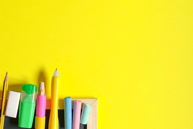 다채로운 초크와 펜의 교육 또는 학교 개념으로 돌아가기