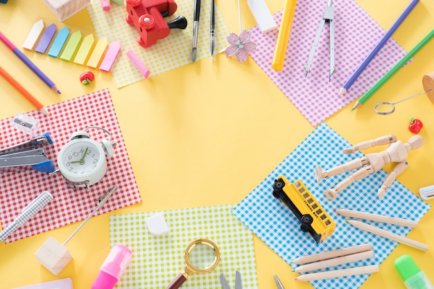 Istruzione, concetto di ritorno a scuola con spazio di copia