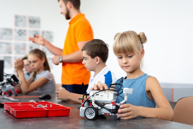 Istruzione bambini tecnologia scienza e concetto di persone gruppo di bambini felici con computer portatile