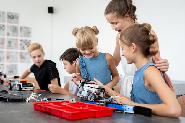 교육 어린이 기술 과학 및 랩톱 컴퓨터를 가진 행복한 아이들의 사람들 개념 그룹
