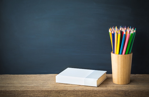 Concetto di istruzione di nuovo alla scuola sul fondo della lavagna