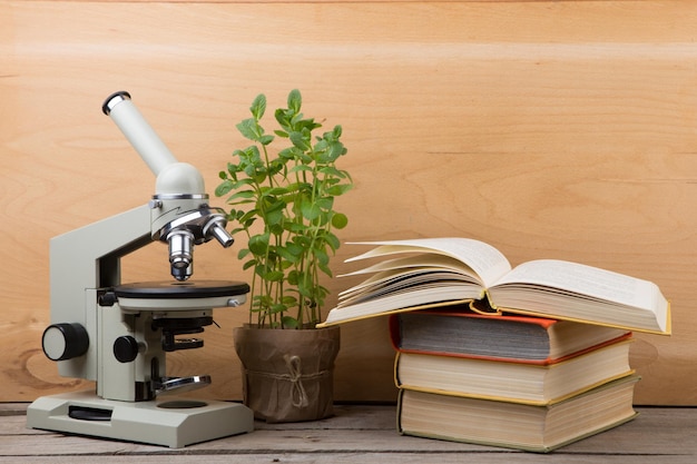 강당 책상에 있는 교육 개념 책과 현미경