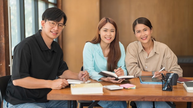 교육 개념 여성 튜터와 학습 튜토리얼 동안 웃고 카메라를 바라보는 학생들