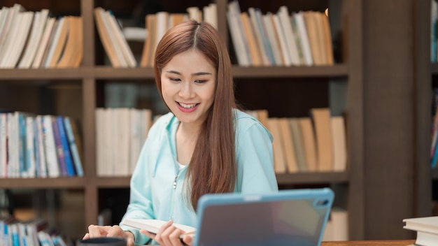 Concetto di istruzione ragazza adolescente che guarda video tutorial di matematica e usa la calcolatrice per fare quiz matematici