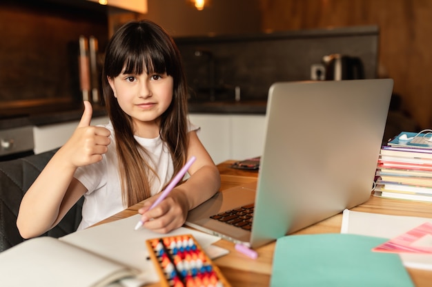 Istruzione e apprendimento a distanza per bambini. homeschooling durante la quarantena. apprendimento online a casa