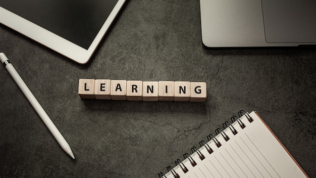 Foto educazione elearning concetto e apprendimento di parole su sfondo nero