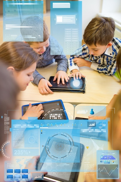 Foto istruzione, scuola elementare, apprendimento, tecnologia e concetto di persone - gruppo di bambini con computer tablet pc che si divertono in pausa in classe e proiezione su schermo virtuale