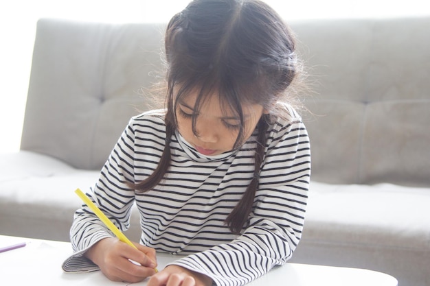 교육 초등학교 학습 기술 및 태블릿 pc 컴퓨터와 학교 아이들의 사람들이 개념 그룹 재미