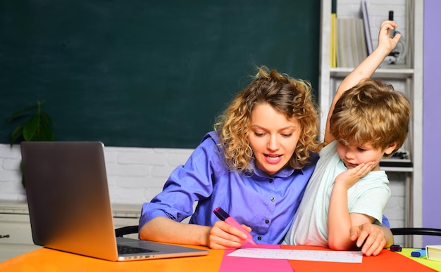 生徒をサポートする子供のための学校のホームスクーリングの子育ての数学に戻って9月の教育の宿題