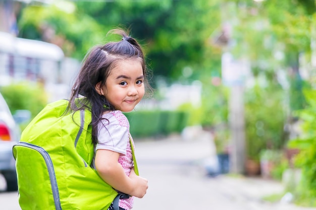 教育は人生の基礎を築く上で重要です学校の子供たちは楽しく学校に行き、新しいことを学ぶために努力します