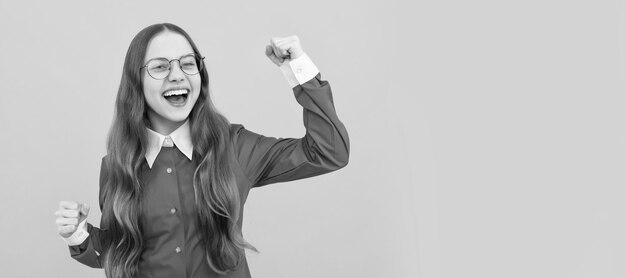 Foto l'istruzione è la chiave del successo felice tween ragazza mostra gesto vincente celebrando il successo bambino faccia poster orizzontale ragazza adolescente isolato ritratto banner con spazio di copia