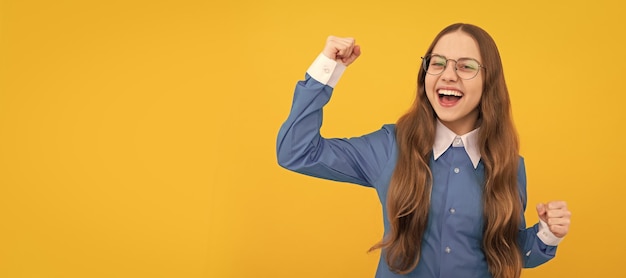 Foto l'istruzione è la chiave per il successo felice ragazza preadolescente mostra gesto vincente celebrando il successo bambino