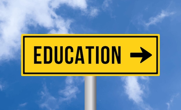 Photo education road sign on blue sky background