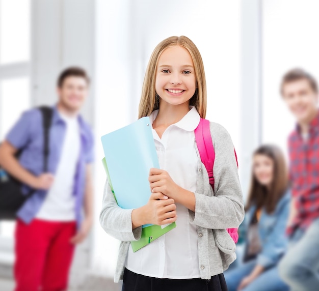 Educazione e concetto di scuola - ragazza adolescente felice e sorridente