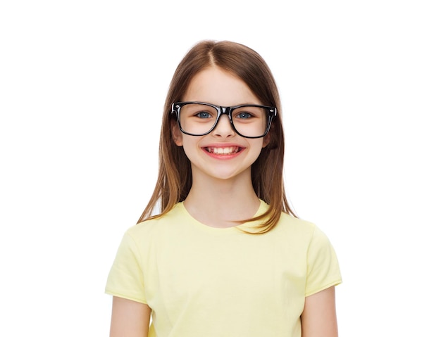 교육, 학교 및 비전 개념 - 검은 안경에 웃는 귀여운 소녀