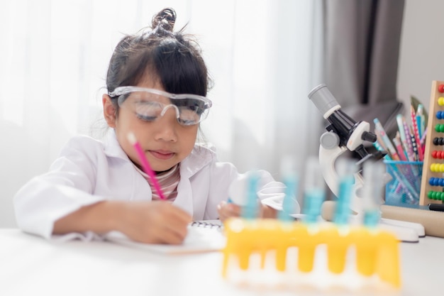 Педагогическая химия и детская концепция дети или студенты с пробиркой, проводящие эксперимент в школьной лаборатории