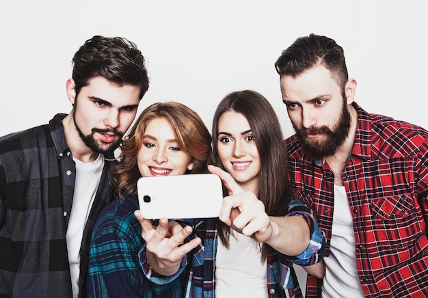 Tecnologia educativa e concetto di persone gruppo di studenti che prendono selfie con smartphone su sfondo bianco speciale tonificazione alla moda