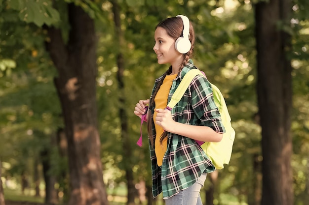 Foto educazione alla libertà bambino felice che torna a scuola educazione musicale educazione domestica insegnamento privato inglese per bambini corsi di lingua l'istruzione è un percorso non una destinazione copy space