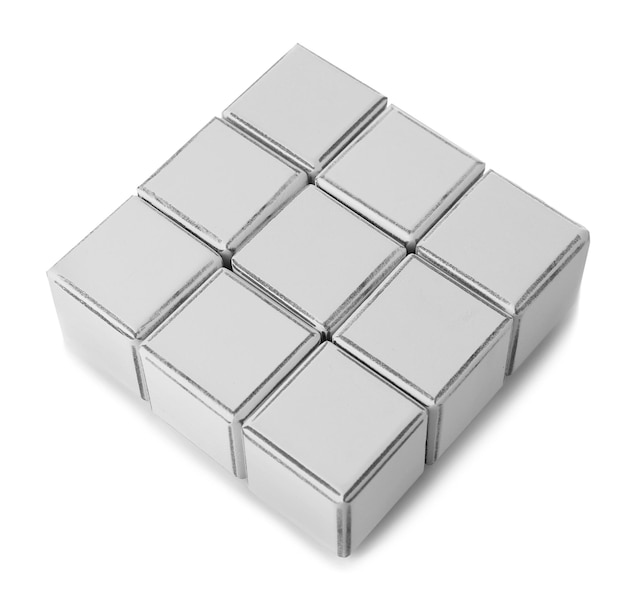 白色に分離された教育キューブ