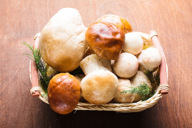 Eekhoorntjesbrood in de mand klaargemaakt om op tafel te koken