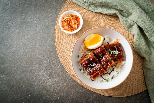 Ciotola di riso con anguilla o ciotola di riso unagi - stile alimentare giapponese