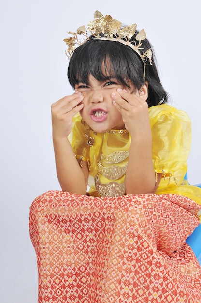 een 10-jarig Indonesisch meisje in traditionele kleding uit Palembang