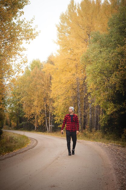 Foto een 23-jarige man in een rood-zwart shirt loopt langs een schuimig pad in de regio kainuu in finland.