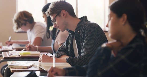 Een A coming right up Shot van tieners die een examen schrijven in een klaslokaal