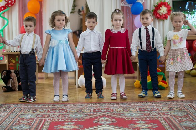 Een aantal kleine slimme kinderen op de matinee